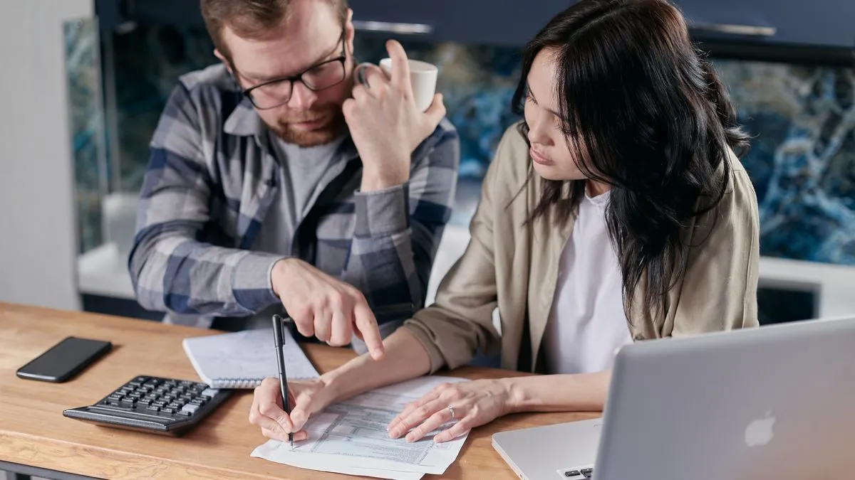 Couple applying online for a $3,000 loan in Canada