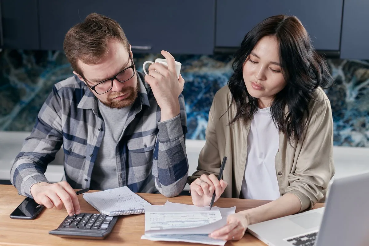 Couple calculating monthly payments on a $5,000 loan in Canada