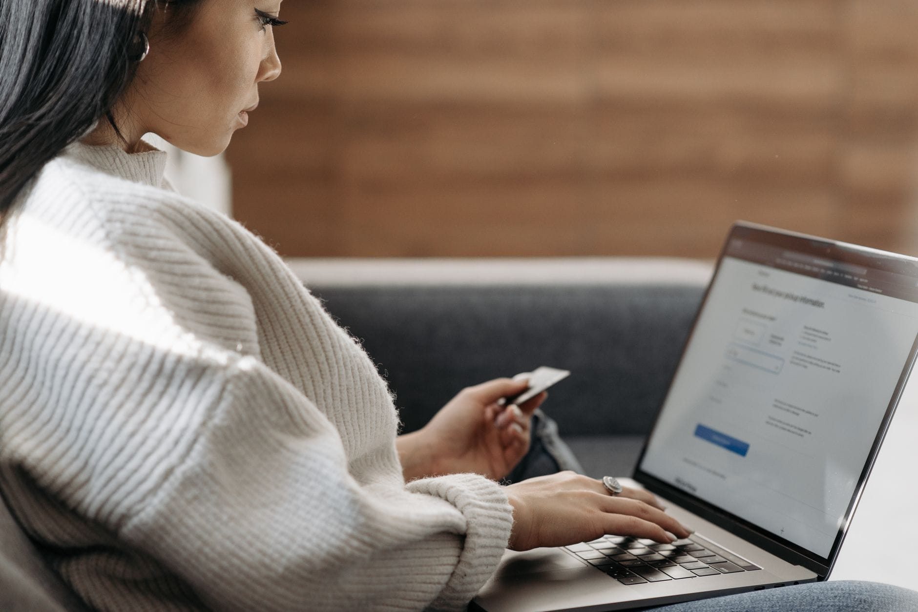 Person using a laptop and credit card - credit card cash advance alternative Canada