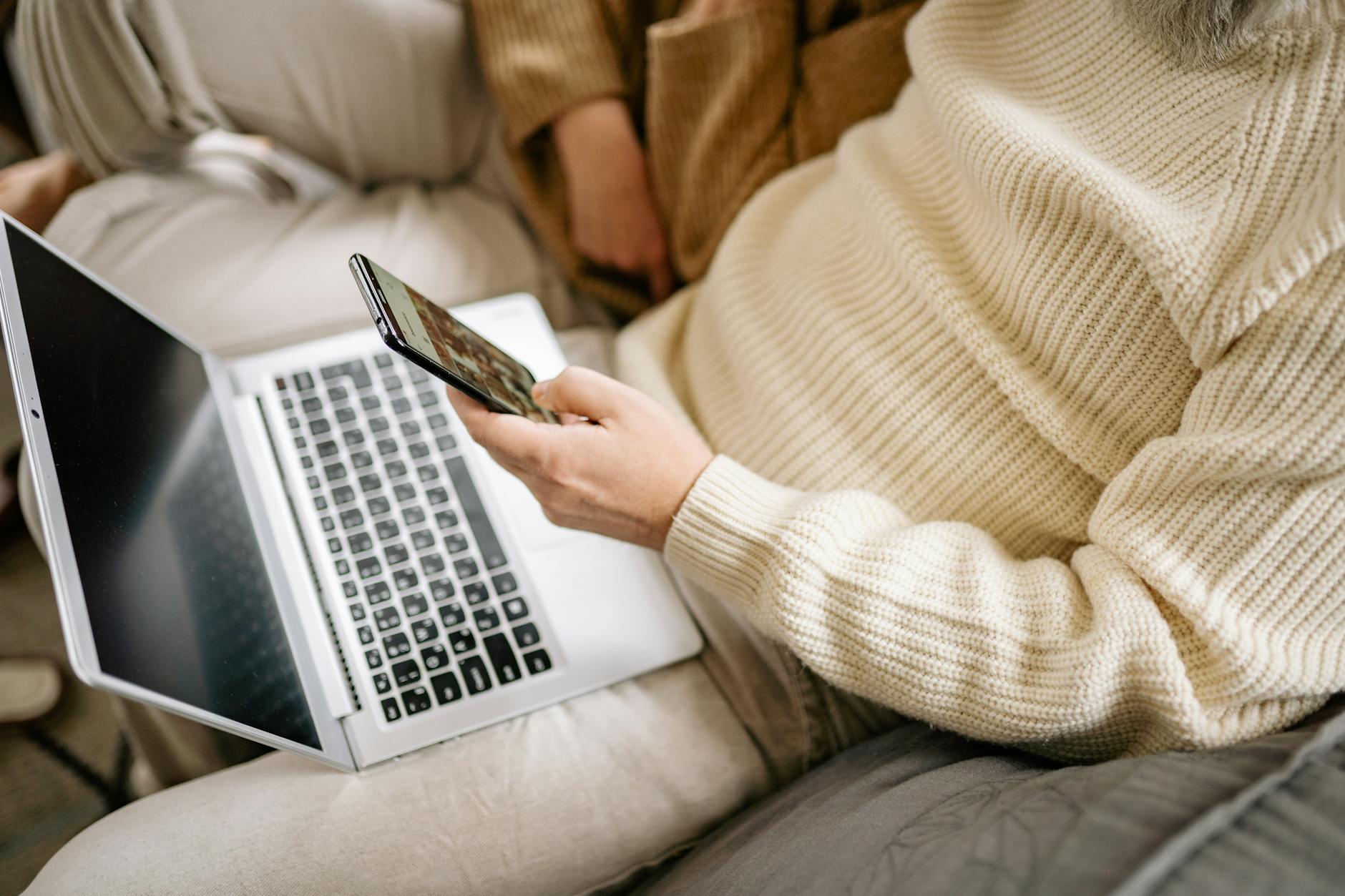How personal loans work in Canada: applying online with a laptop and phone