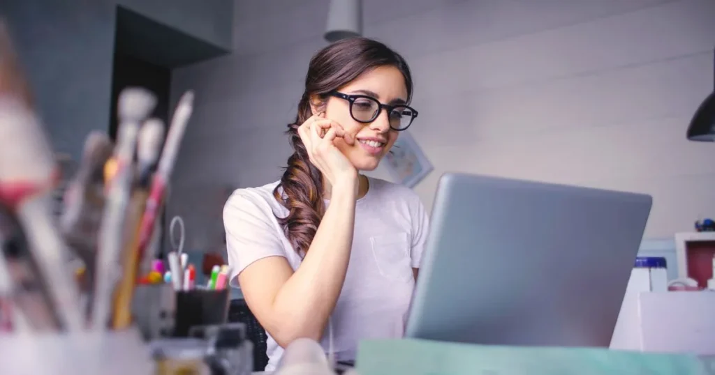 Woman working out how much personal loan she can get in Canada on her laptop