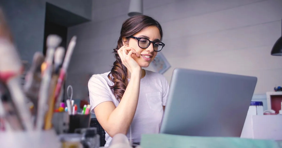 Woman working out how much personal loan she can get in Canada on her laptop