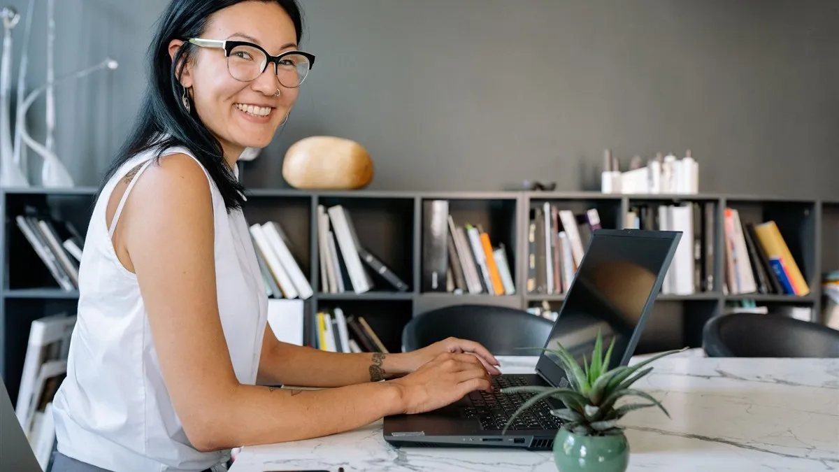 Woman applying for a 2500 loan online in Canada