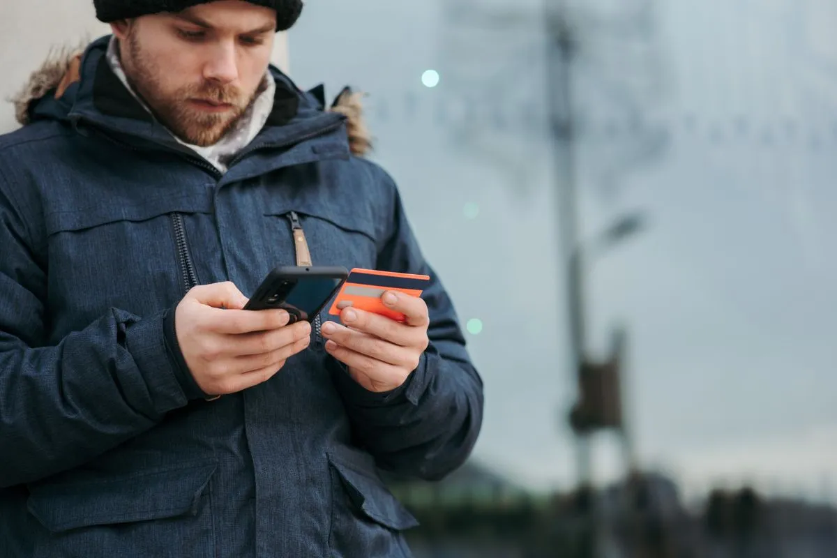 Applying for a $500 loan online from a phone