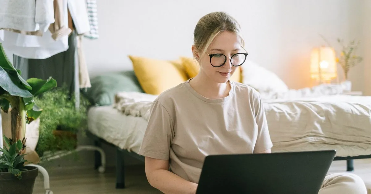 Winnipeg borrower applying for an installment loan online from home
