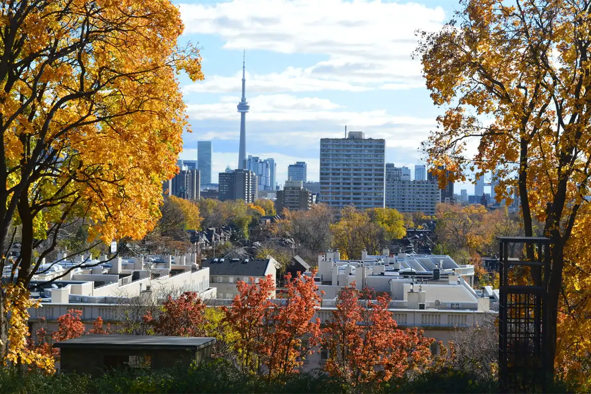 Toronto skyline in autumn, where a $5000 loan with bad credit follows Ontario's 18-plus rule and the federal 35% cap