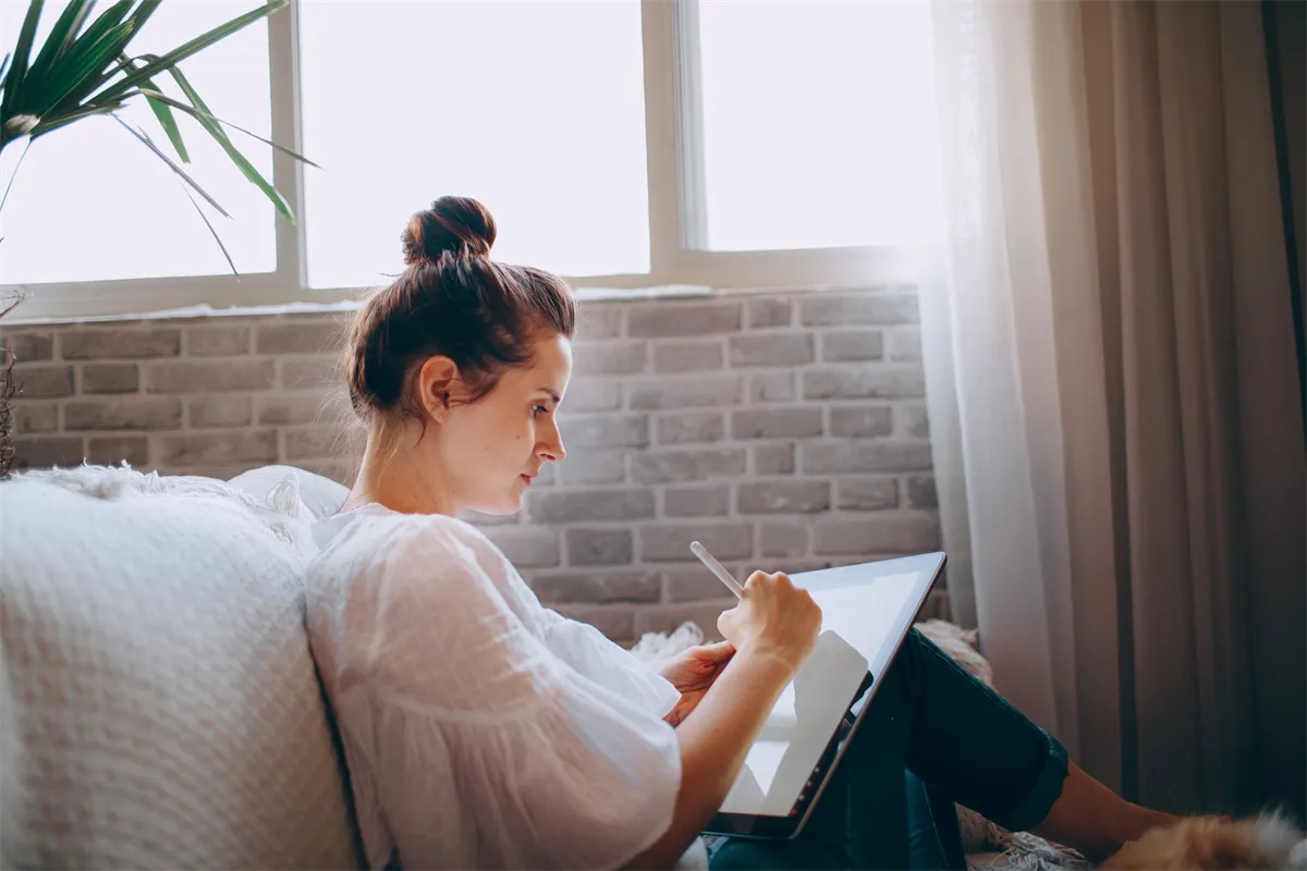 Woman comparing $5000 loan with bad credit offers from licensed Canadian lenders on a tablet